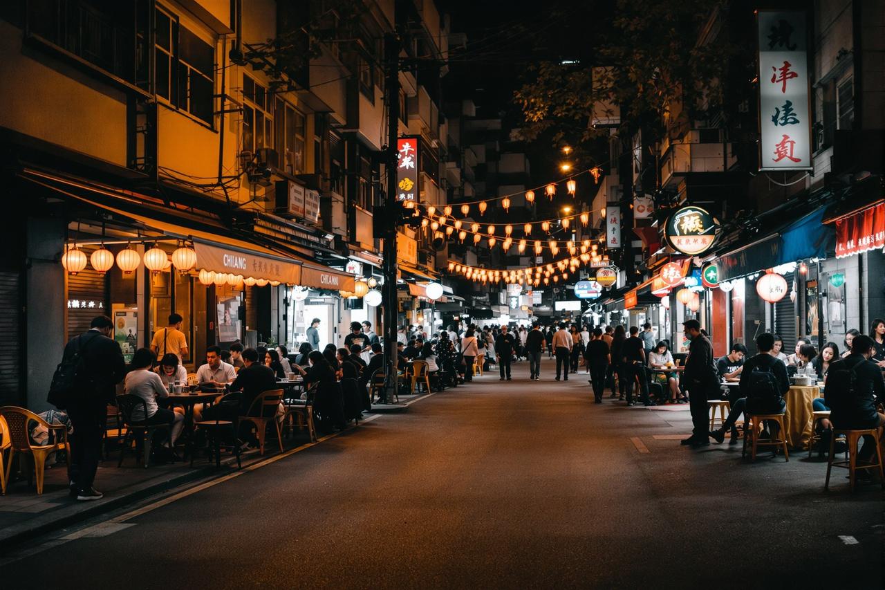 某城市深夜突发5.2级地震,当地居民深夜被震醒纷纷跑出家门 - 网站91 某城市深夜突发5.2级地震居民街头避险的社会新闻配图